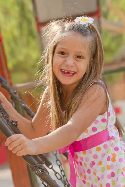 Söt Liten Flicka Poserar Playgorund Ljusa Sommardag — Stockfoto