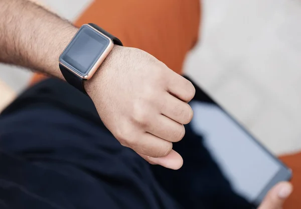 Manos Hombre Negro Africano Mirando Sus Relojes Inteligentes Moda Que — Foto de Stock