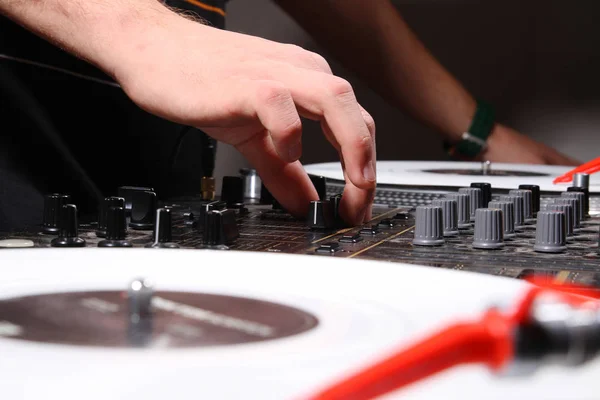 Hand Mixing Track Vinyl Records Está Realizando Ajuste Volumen — Foto de Stock