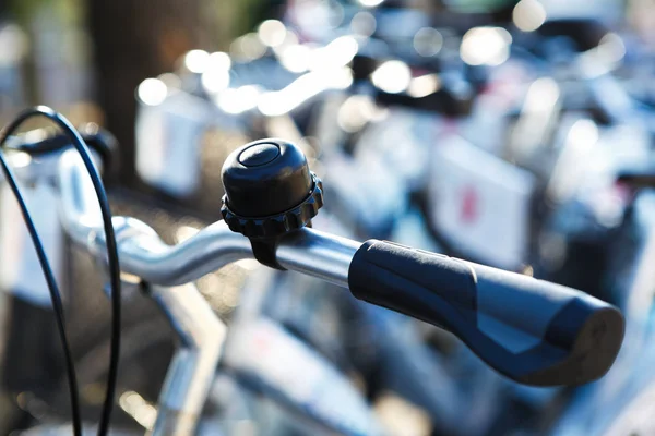 Τιμόνια Ποδηλάτων Στον Σταθμό Ενοικίασης Στο Δρόμο Της Πόλης Νοικιάσετε — Φωτογραφία Αρχείου