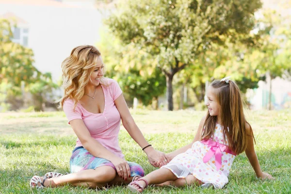 Bonita Joven Jugando Con Pequeña Hija Parque Verde Por Día — Foto de Stock