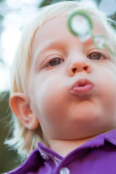 Bonito Menino Loiro Parque Infantil Livre Durante Dia — Fotografia de Stock