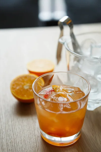 화이트 보드카 슬라이스 오렌지 Coctail 음료의 가까운 유리에 조각으로 됩니다 — 스톡 사진