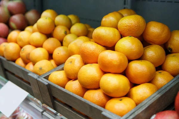 Pole Pomarańczowy Owoce Sprzedaż Sklepiku Świeże Dojrzałe Owoce Sprzedawane Supermarkecie — Zdjęcie stockowe