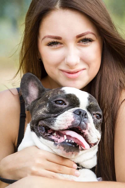 Brünettes Mädchen Spielt Mit Ihrer Gesunden Jungen Bulldogge Park — Stockfoto