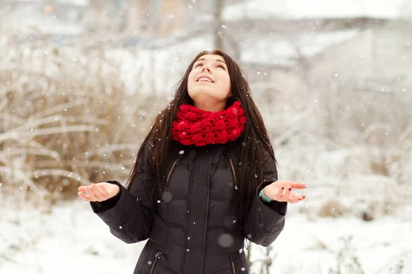 有吸引力的年轻女孩在一个明亮的雪天户外散步 — 图库照片