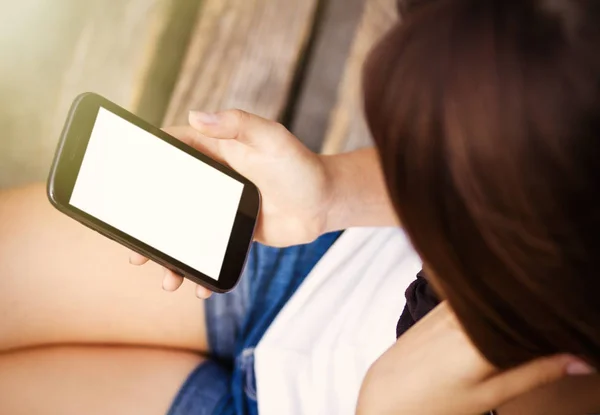 Hermosa Joven Jugando Con Teléfono Inteligente Moda Pulgadas Banco Parque —  Fotos de Stock