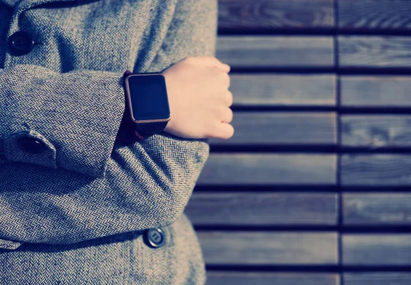 Mujer Abrigo Gris Weating Elegante Reloj Pulsera Inteligente Esta Persona — Foto de Stock