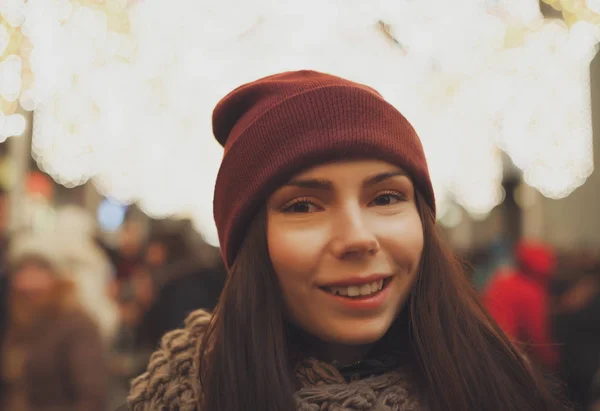 Usmívám Mladých Bokovky Dívka Teplé Plést Šálu Čepici Pózuje Venku — Stock fotografie
