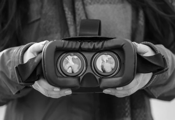 Girl Hold Gafas Realidad Virtual Moderna Para Aplicación Juegos Móviles —  Fotos de Stock