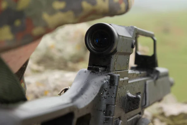 Junger Weißer Soldat Mit Kugelsicherem Helm Schießt Mit Automatischem Gewehr — Stockfoto