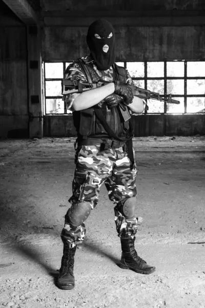 Πλήρως Εξοπλισμένος Στρατιωτικός Άνθρωπος Αυτόματα Όπλα Που Παίζουν Στράικ — Φωτογραφία Αρχείου