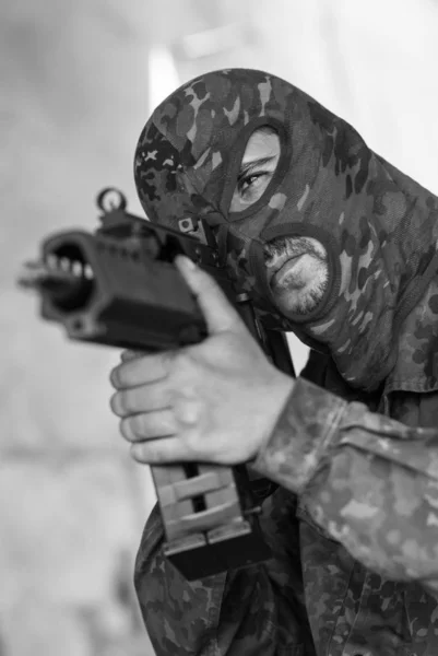 Man Kamouflage Mask Syftar Målet Med Automatisk G36 Gevär — Stockfoto