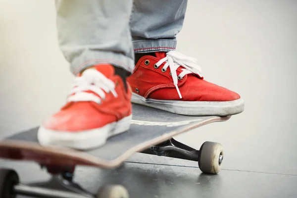 Bruslař Koni Skateboard Betonu Zaměřit Oranžové Obuv Skate Desky — Stock fotografie