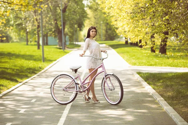 Menina Morena Jovem Sundress Andar Bicicleta Parque Verde Primavera Brilhante — Fotografia de Stock