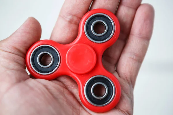 Man Hold Popular Dedo Spinner Device Modern Fidget Spinning Toy — Fotografia de Stock