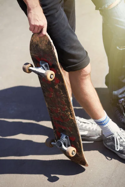 Patinador Segurando Sua Velha Prancha — Fotografia de Stock