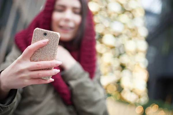 Chica Morena Joven Posando Árbol Navidad Brillantemente Decorado Aire Libre — Foto de Stock