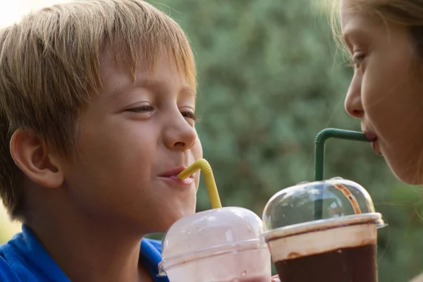 Küçük Kardeşim Kız Kardeşi Bir Kafe Mekanlarda Milkshake Içme — Stok fotoğraf