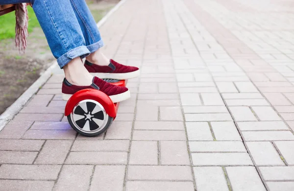 Füße Eines Gir Marsala Schuhen Fahren Auf Modernen Roten Elektrischen — Stockfoto