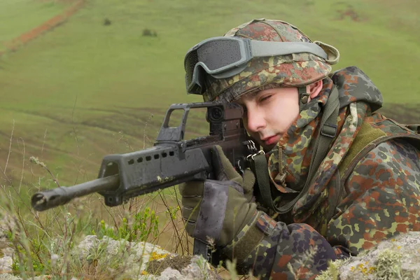 Jeune Soldat Blanc Dans Tir Casque Pare Balles Avec Fusil — Photo