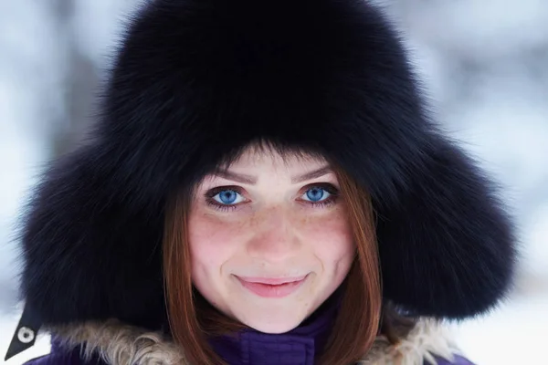 Улыбающаяся Рыжая Девушка Ярко Голубыми Глазами Позирующая Улице Зимой — стоковое фото