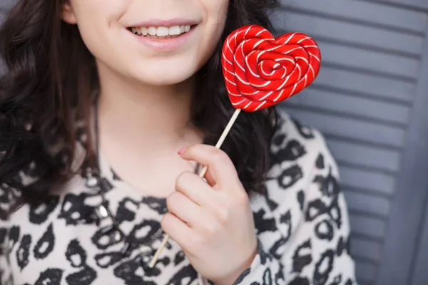 Šťastná Mladá Žena Oslavte Svatého Valentýna Zdobené Sladké Srdce Tvaru — Stock fotografie