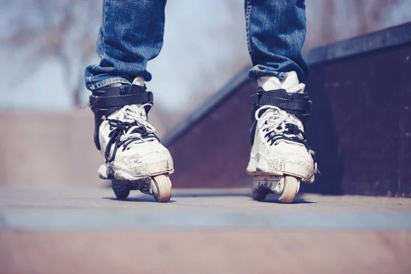 Rollerblader Skatepark Vestindo Patins Profissionais Extremos Linha Feitos Para Truques — Fotografia de Stock