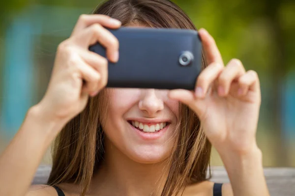 Vacker Ung Flicka Leker Med Hennes Trendiga Tums Smartphone Bänk — Stockfoto
