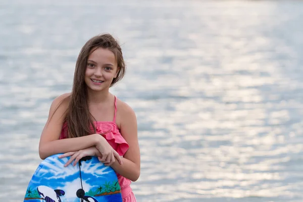 Mooie Tiener Meisje Met Haar Bestuur Surfen Het Strand — Stockfoto