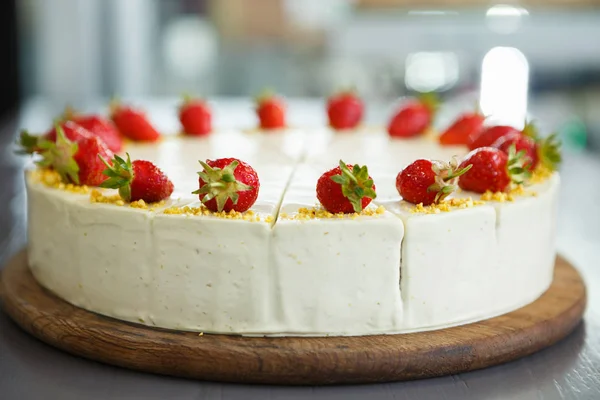 Coma Pastel Cremoso Dulce Con Fresas Galletas Interior Deliciosa Comida — Foto de Stock