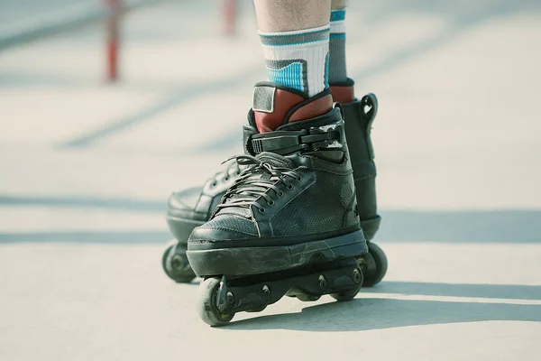Rollerblader 足で積極的なインライン スケート コンクリートの屋外スケート場で極端なスポーツ選手 トリックやグラインドのプロのモデル ローラーブレードに焦点を当てる — ストック写真