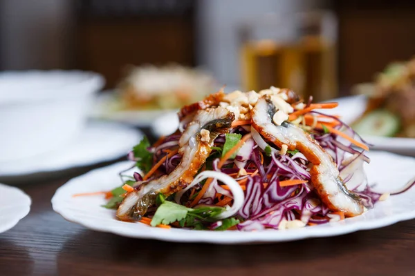 伝統的なベトナム ウナギ肉 野菜サラダにクローズ アップ Vietnam Enjoy 自然の新鮮な食材からスパイシーなエキゾチックな料理 グルメ ダイエット食品 — ストック写真