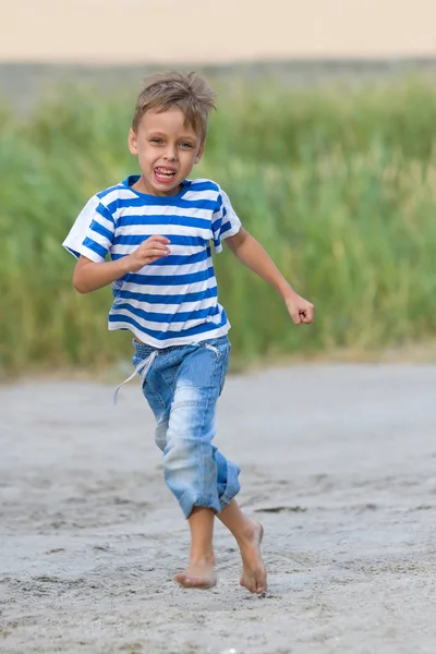 Rolig Liten Vit Pojke Kör Utomhus Med Tungan Ute — Stockfoto