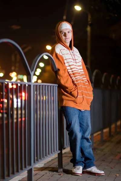 Modischer Junger Mann Posiert Draußen Der Stadt — Stockfoto