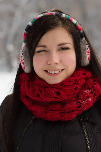 漂亮的十几岁的女孩在下雪的冬日户外散步 — 图库照片