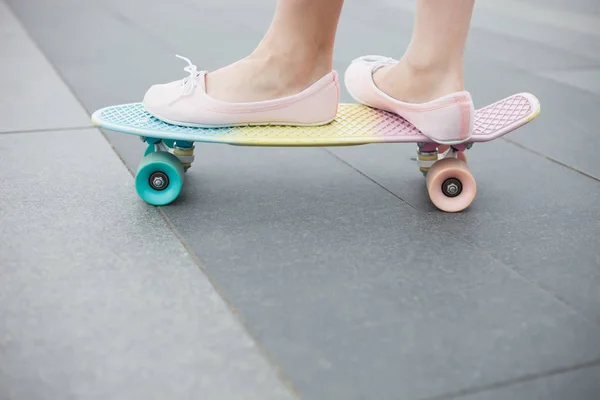 Feet Girl Riding Modern Short Cruiser Skateboard Pink Shoes Modern — Stock Photo, Image