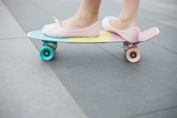 Piedi Ragazza Cavallo Moderno Skateboard Incrociatore Corto Scarpe Rosa Ponte — Foto Stock