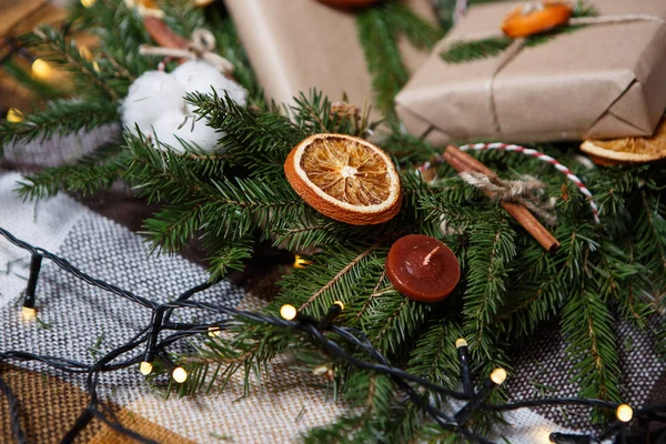 新年和圣诞装饰品 装饰性松杉花环包裹在花环与干橙水果 香气的糖果和肉桂棒 装饰细节 — 图库照片
