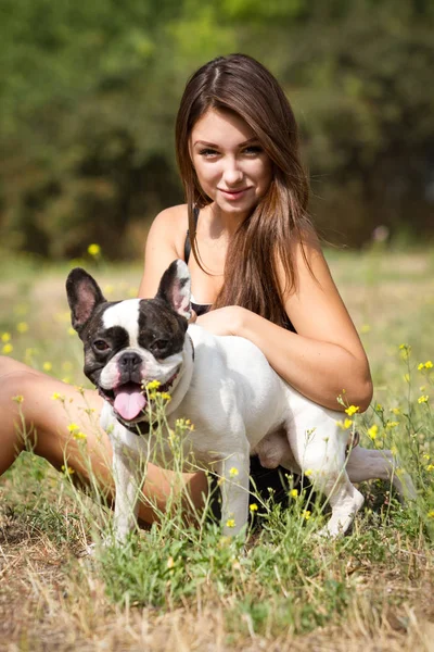 Adolescente Morena Chica Jugando Con Joven Bulldog Saludable Parque — Foto de Stock