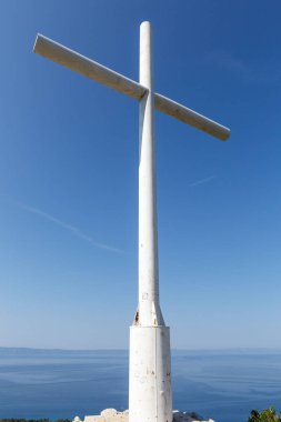 Ortodoks Hıristiyan haç Hırvatistan Milli Parkı Biokovo. Beautiful görünümü, iyi yaz hava yüksek dağ üzerinde yer. Dini sembol