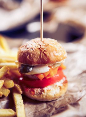 Lezzletli hamburger biftek et pirzola ile fast food Restoran tabakta servis.