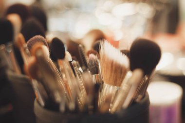 Profesyonel visage studio - ana araçları kümesi her büyüklükteki yüz makyaj için farklı fırçaların. Solma film renkleri