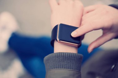 Trendy akıllı bileğini kullanarak bir kızın ellerine dikkat et. Bu yeni becerikli alet her zaman internet ve sosyal medya ağları ile istediğiniz yerden bağlı kalmak sağlar.