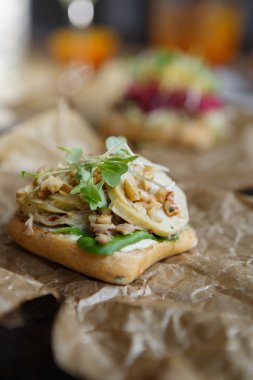 Lezzetli İtalyan bruschetta çanak dekoratif kahverengi kağıt tabak gurme restoranında servis. Snack bar menü öğesi için meze. Doğal aperatifler kafede öğle yemeği için keyfini çıkarın. Yemek menüsü kapat.