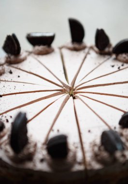 Lezzetli çikolatalı kek kakao krema ve çerezleri tepesi ile. Tatlı gıda kapatın. Tatlı yemek İtalyan restoran menüsünde dikey atış