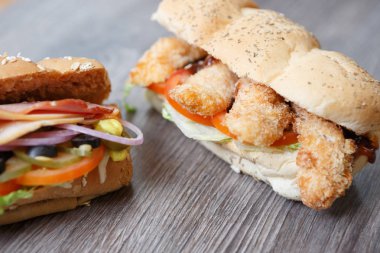 Taze sandviç domates, jambon ve parmesan peynir dilimi, Siyah Zeytin ve kafede masada hardal sosu ile. Fast food Restoran Menü kapatın. Delicious sokak yiyecek çanak. 