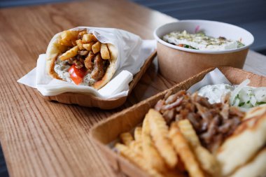 Medditeranean fast food restoran menüde lezzetli geleneksel Yunan mutfağı. Lezzetli gyros ve kavrulmuş Greece.Unhealthy acıkmak akşam yemeği masada souvlaki et yemek keyfini çıkarın