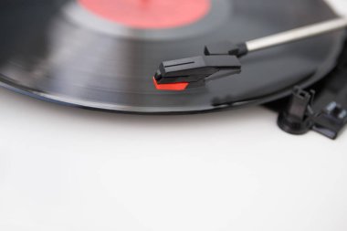 HiFi retro vinil kayıtları oyuncu pikap ile analog ses diski. Yenilikçi, müzik aşığı ve vinil toplayıcı için yüksek kaliteli ses sistemi. Ses cihazı kapatın. Turntable iğne odak