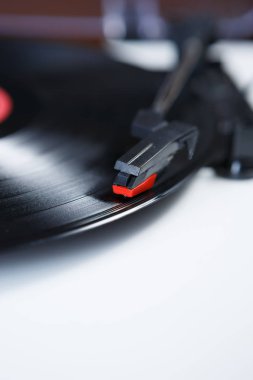 Retro hippi müzik çalar. Vintage elektronik aygıt dinleme vinil kayıtlar için